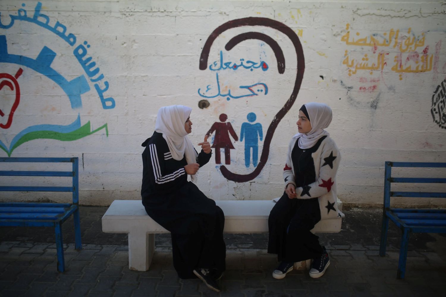 01-deaf-students-sign-on-bench-in-Gaza أ ف ب.jpg