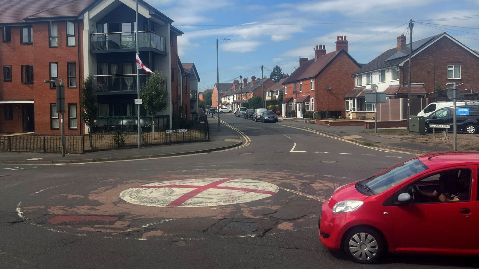 skynews-roundabout-st-georges-flag_7002693.jpg