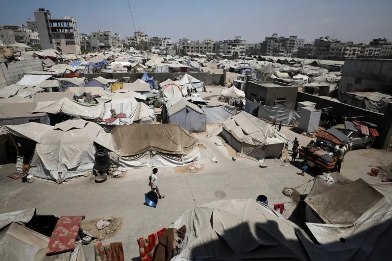 نازحون فلسطينيون في مدينة غزة، أغسطس 2025 (رويترز)