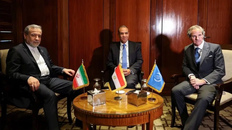 وزيرا خارجية مصر وإيران وغروسي خلال لقاء القاهرة يونيو 2025 (ر ويترز).jpg