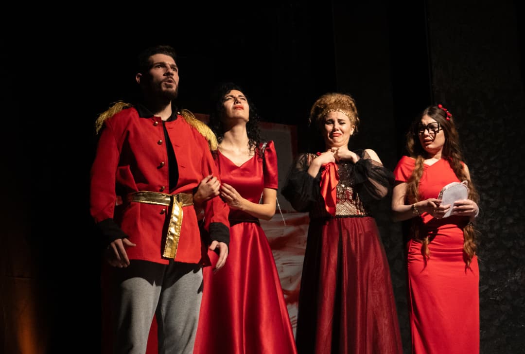 thumbnail_لقطة من العرض السوري الحياة المديدة للملك أزوالد.jpg