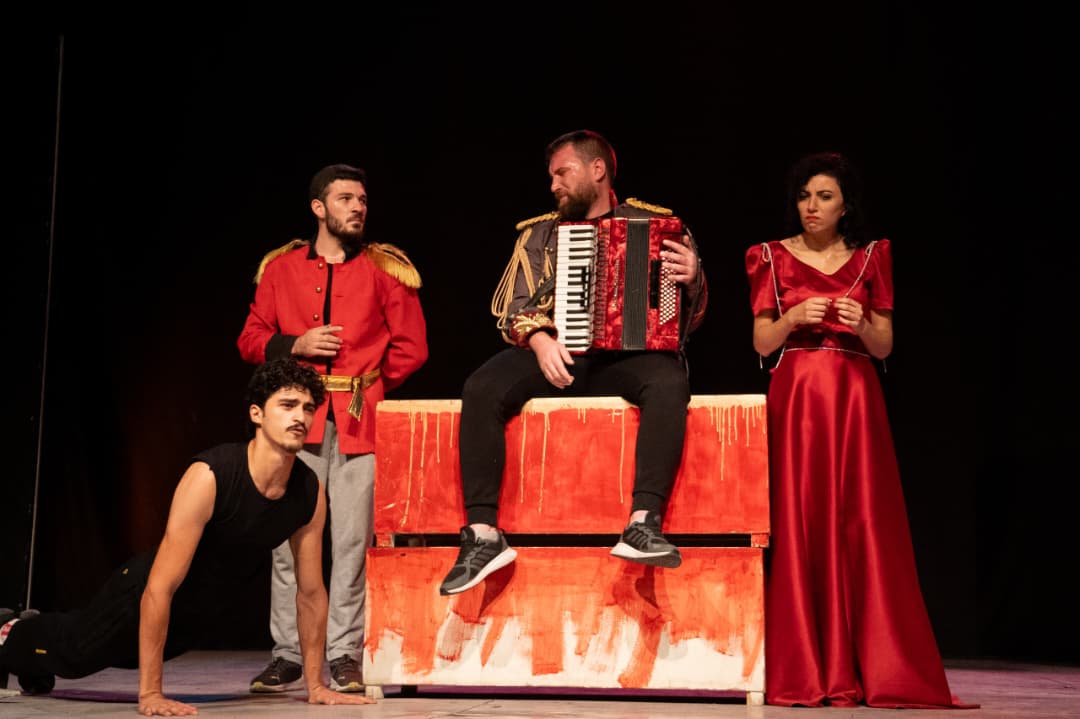 thumbnail_لقطة من العرض.jpg