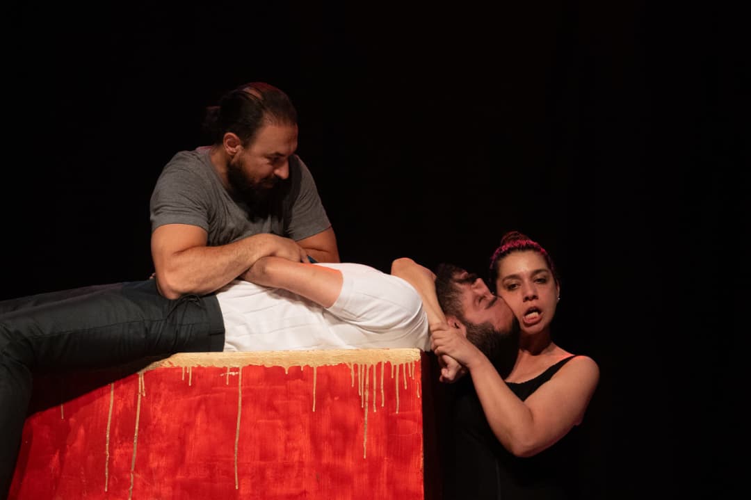 thumbnail_مشهد قتل المخرج في المسرحية السورية (1).jpg