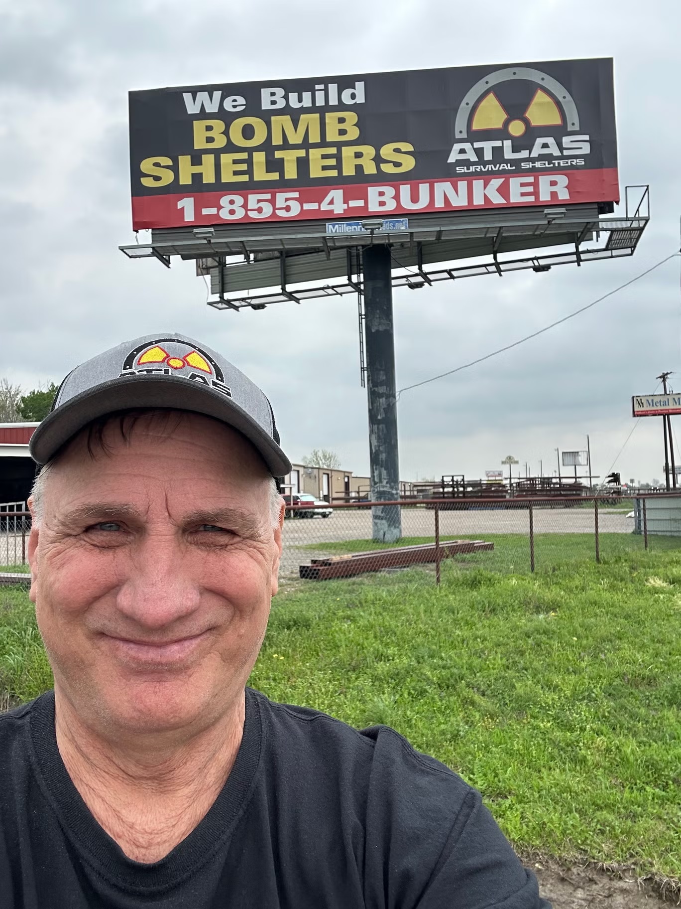 يفيد رون هوبارد بأن لوحاته الإعلانية تنتشر على كل طرق ولاية تكساس، بل إنها أكثر من تلك التي تعلن عن سلسلة محطات بنزين تحظى بشعبية كبيرة هناك (رون هوبارد، "أطلس سرفايفال شلترز")