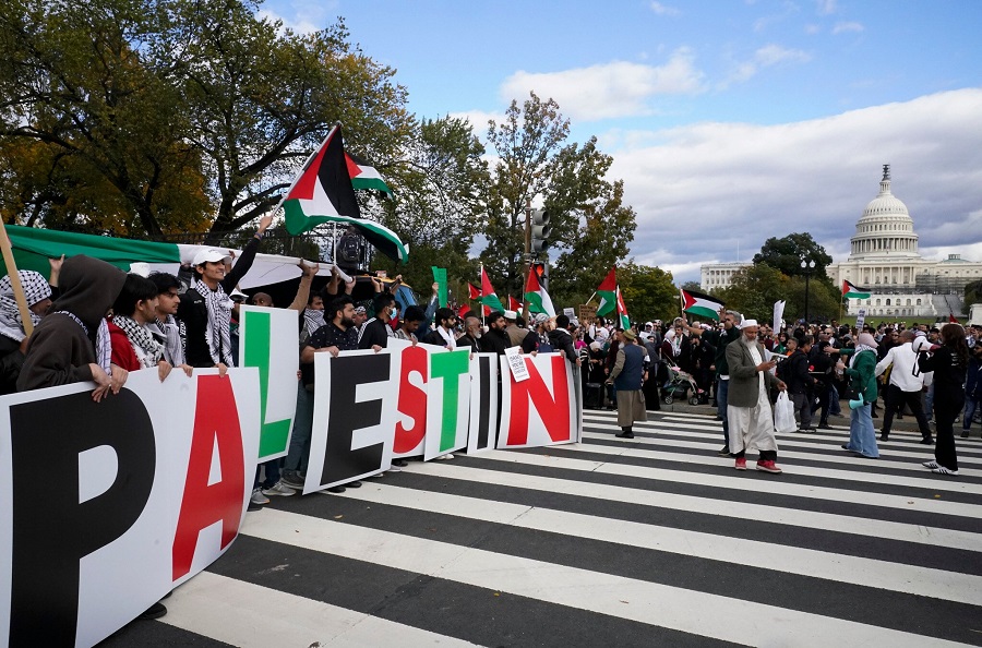 متظاهرون يسيرون أمام مبنى الكابيتول الأمريكي خلال مسيرة تطالب بوقف إطلاق النار في الحرب الإسرائيلية AP.jpg