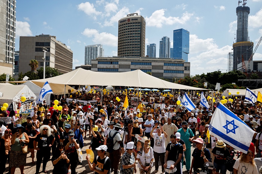 مظاهرة وسط تل ابيب رويترز.jpg