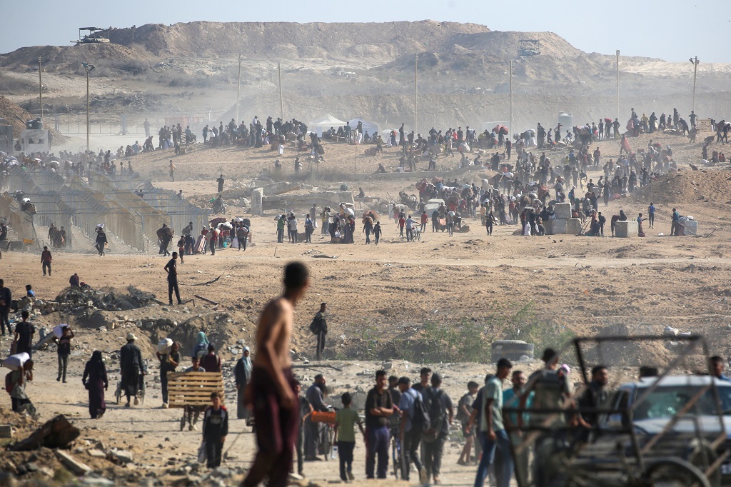 يتجمع الفلسطينيون لتلقي المساعدات الإنسانية (أ ف ب).jpg