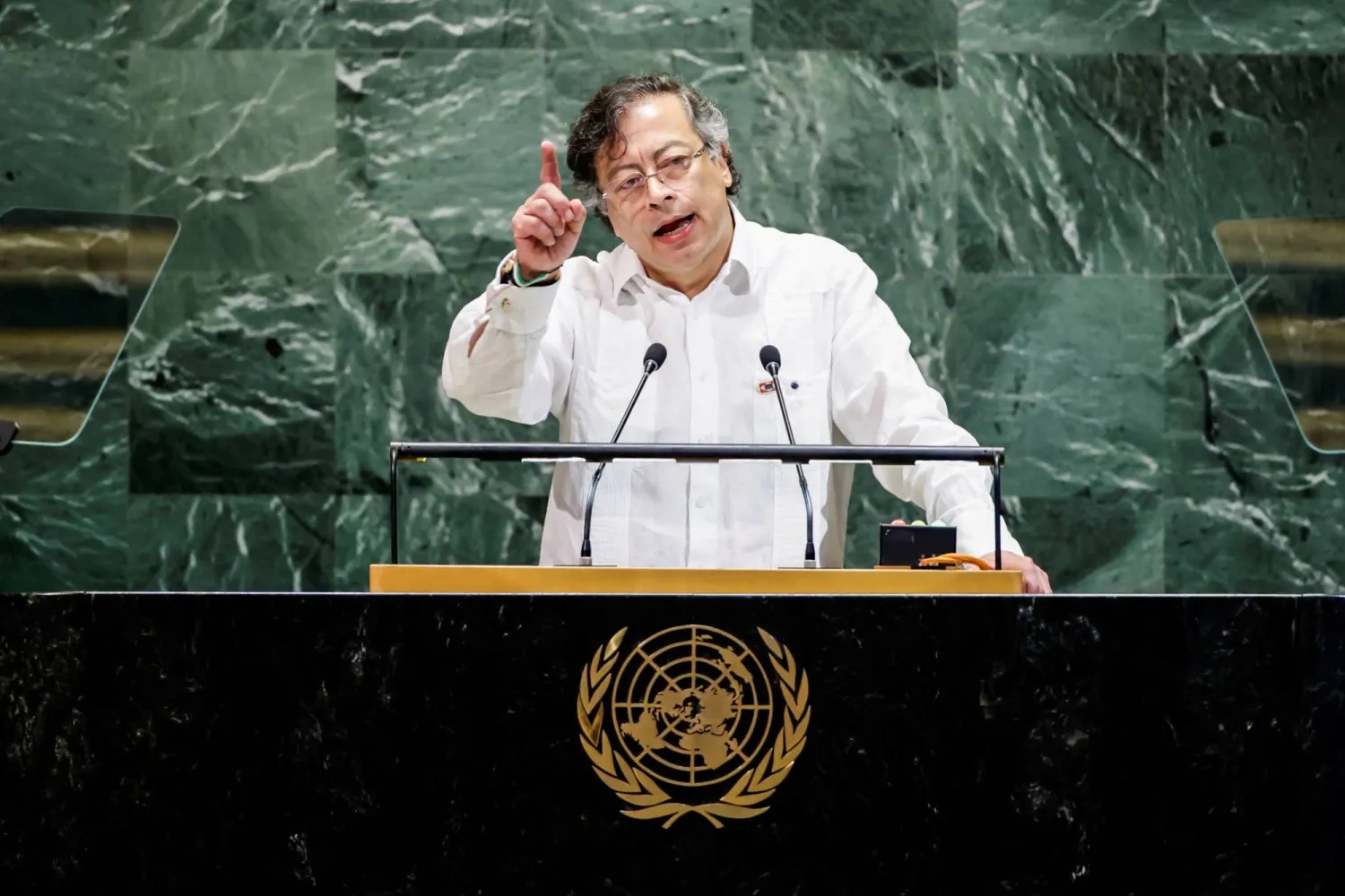 الرئيس الكولومبي غوستافو بيترو خلال كلمته في الجمعية العامة للأمم المتحدة بنيويورك أمس (رويترز).jpg