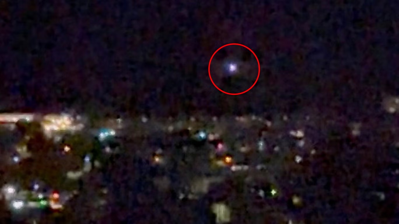 ضوء يتحرك في السماء فوق آلبورغ، وسط تقارير عن مشاهدات مسيرات أدت إلى إغلاق مطار المدينة (مورتن سكوف عبر رويترز)