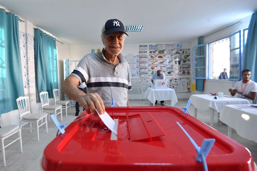 أجرت تونس الأحد أول عملية تصويت على سحب ثقة من مسئول منتخب في خطوة أثارت جدلاً الصورة من أ.ف.ب.jpg2_.jpg