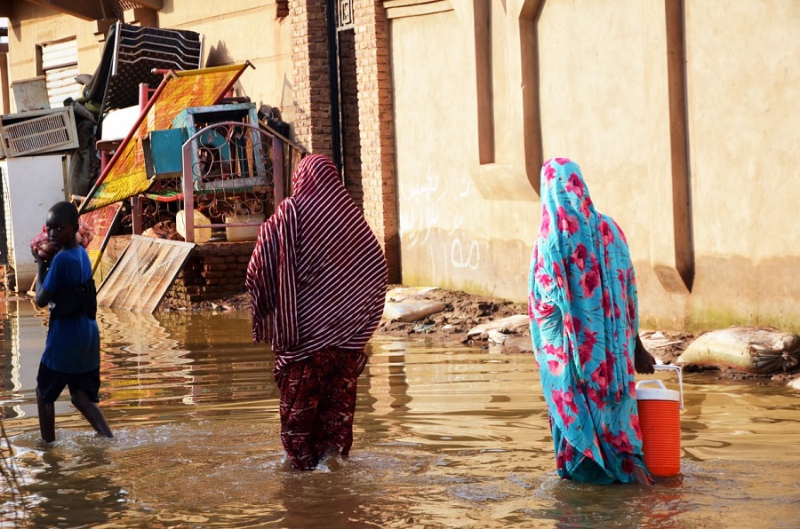 على الرغم من التحذيرات و الإنذار الأحمر الذي إلا أن مياه الفيضانات اجتاحت بسرعة مساحات واسعة وقرى ومنازل (حسن حامد).jpg