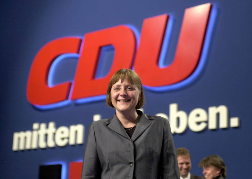 حين انتخبت لرئاسة الحزب عام 2000 (مواقع التواصل).png