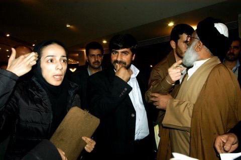 المعارضة والصحفية الإيرانية مسيح نجاد خلال واقعة مهاجمتها وطردها من البرلمان (اندبندنت عربية).jpg