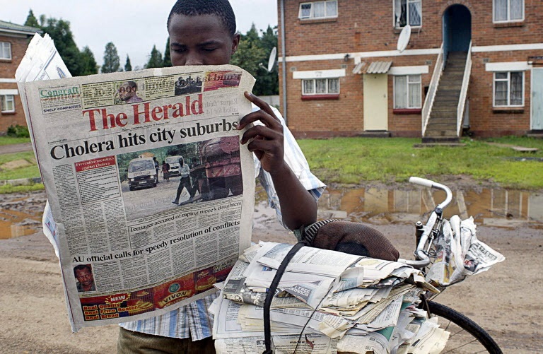 6-_جريدة_في_زمبابواي_تتحدث_عن_ضرب_الكوليرا_لضواحي_المدينة_عام_2007-_أ_ف_ب.jpeg