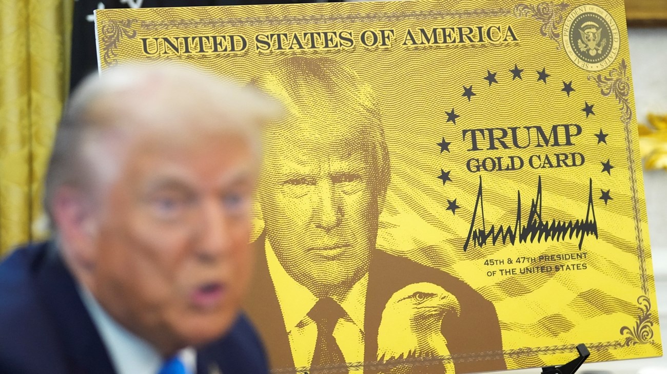 Trump dollar رويترز.jpg