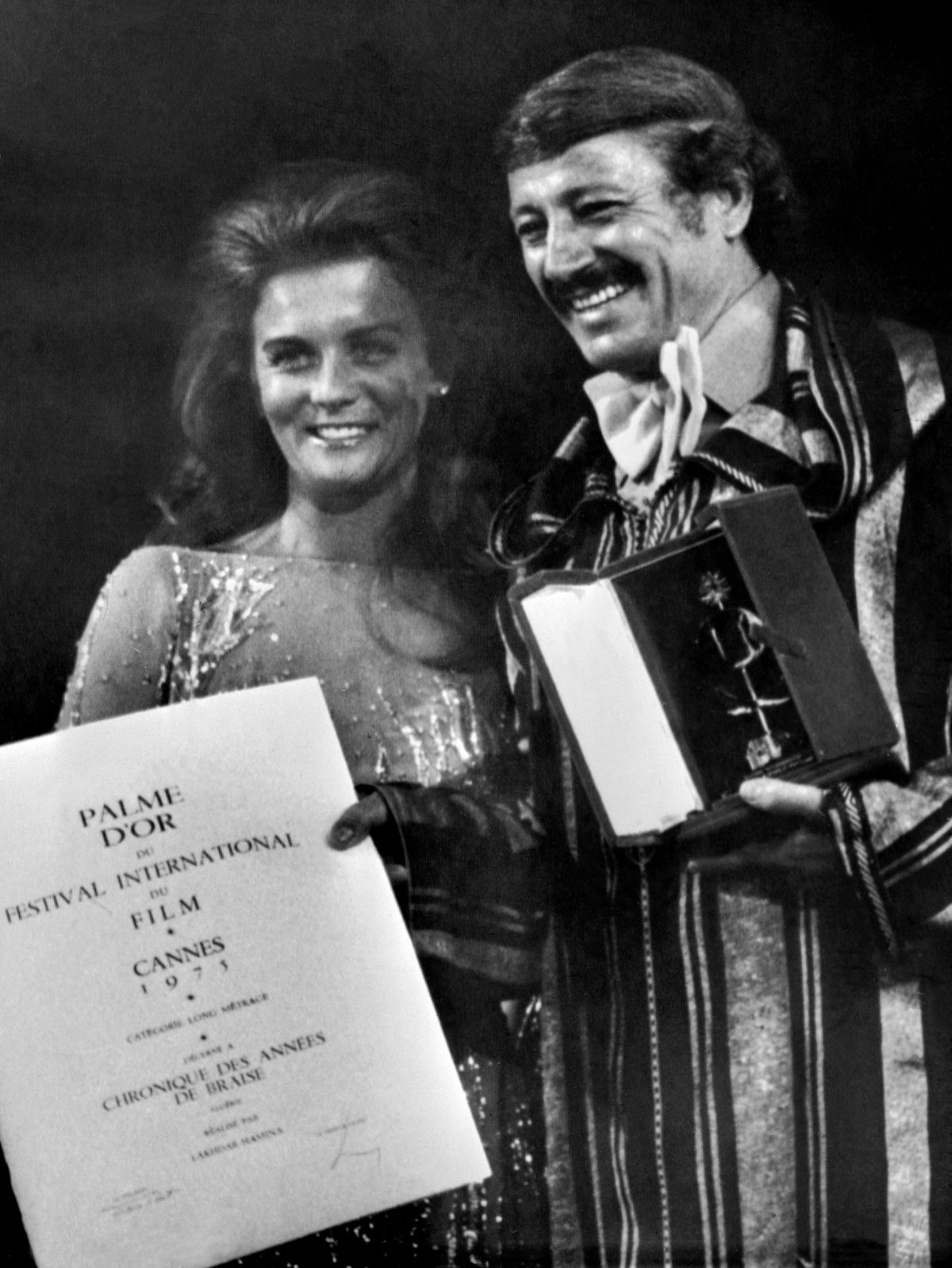 لحظة تسلمه الجائزة 1975 (أ ف ب)