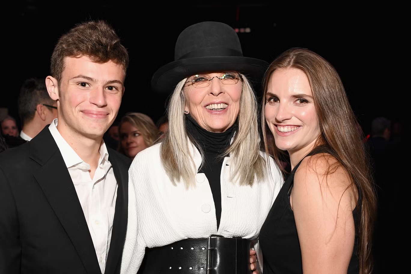 ديان كيتون مع أولادها ديوك وديكستر عام 2017 (غيتي)