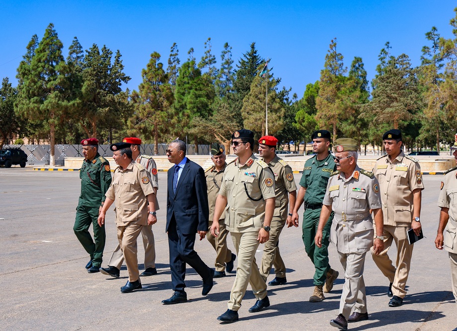 دلالات ظهور رئيس حكومة شرق ليبيا السابق بالزي العسكري