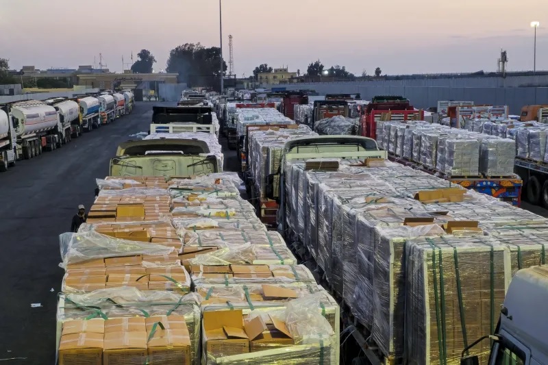 شاحنات تحمل مساعدات إنسانية ووقوداً متجهة إلى غزة عبر رفح، مصر، أكتوبر 2025 (رويترز)