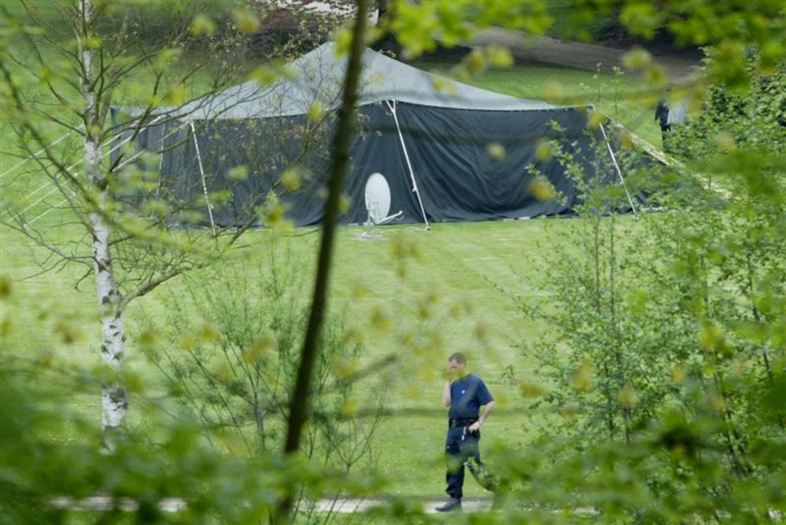 خيمة الزعيم الليبي التي أقام فيها خلال زيارته الرسمية إلى بلجيكا والاتحاد الأوروبي، في بروكسل، 27 أبريل (نيسان) 2004.(رويترز)