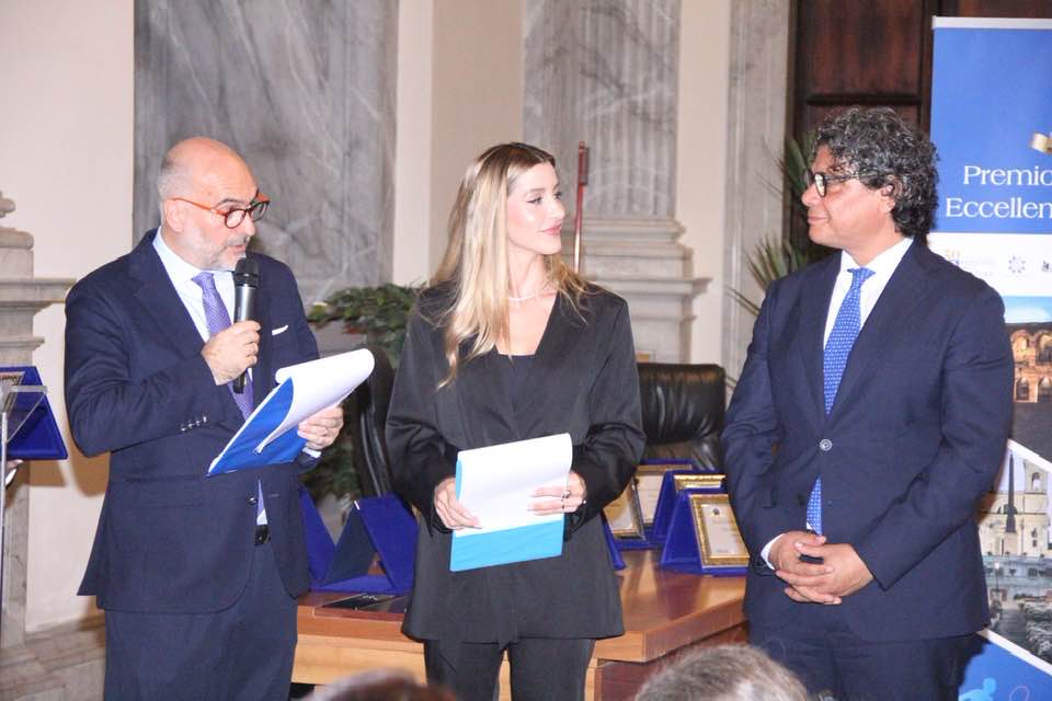 thumbnail_خلال قيام رئيس اتحاد الصحفيين المتوسطيين بايطاليا تقديم فاروق لتسلم الجائزة.jpg