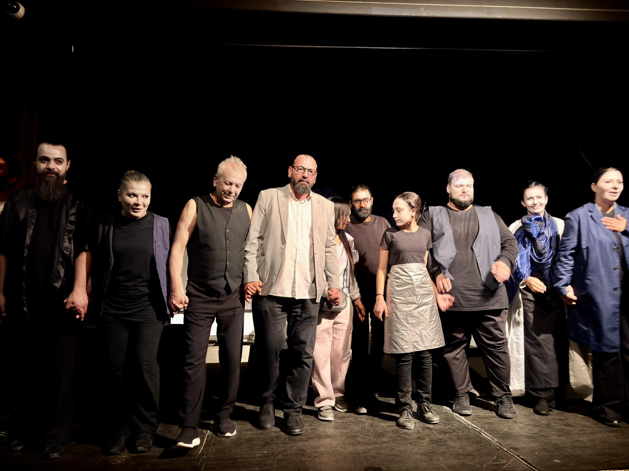 من تحية الجمهور على مسرح هاني صنوبر عمان.jpg