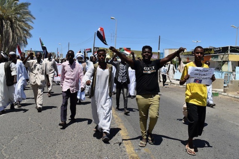 جيل ضائع في السودان أطفال يحملون البنادق بدل الكتب