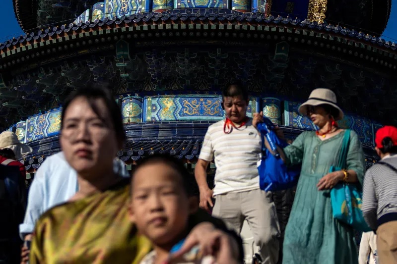 زوار في معبد السماء داخل بكين - سبتمبر 2025 (رويترز)