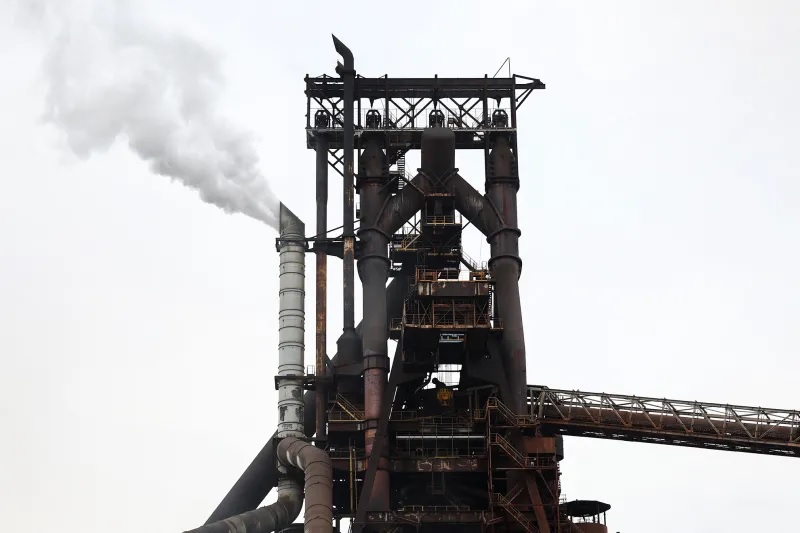 في مصنع نيبون ستيل داخل كيميتسو- اليابان، مايو 2025 (رويترز)