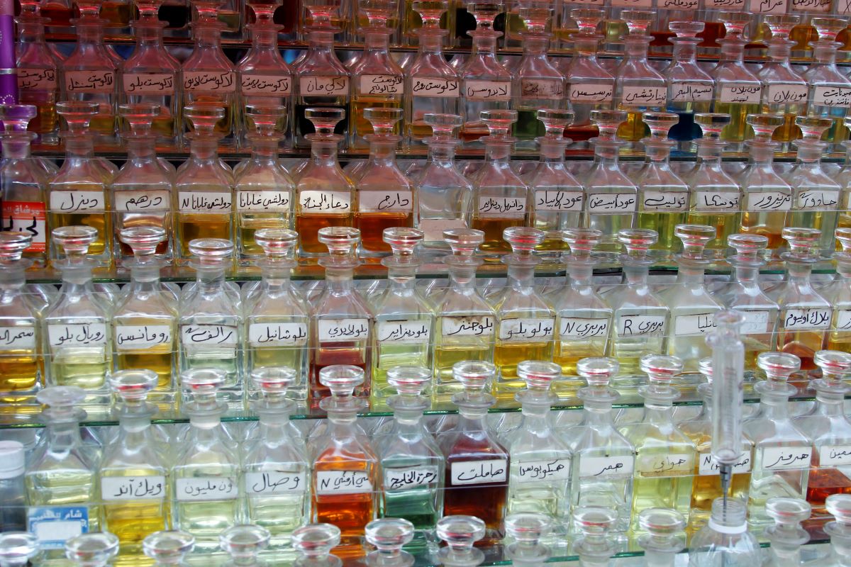 العطور المركبة في مصر... روائح أنعشتها الأزمة الاقتصادية