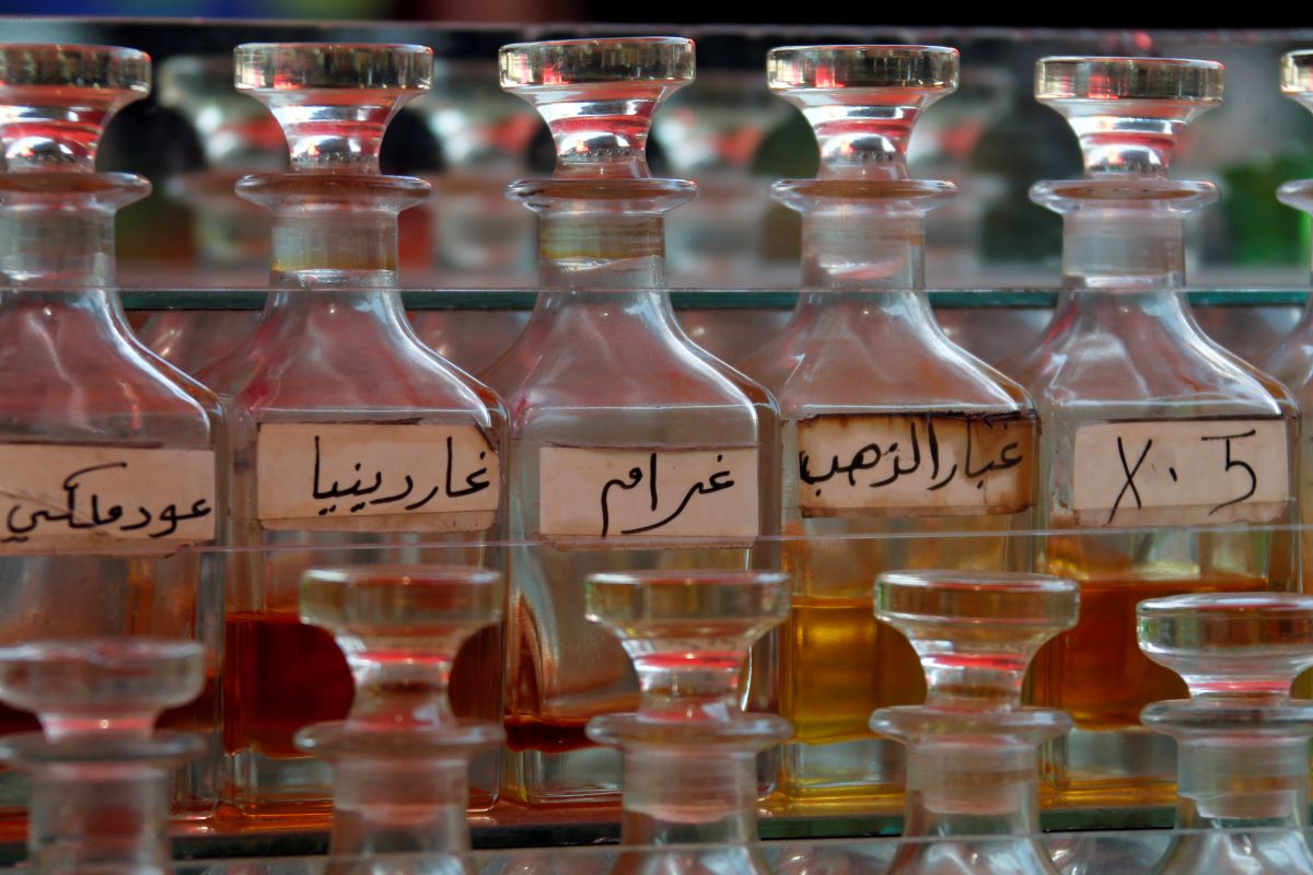 العطور المركبة في مصر... روائح أنعشتها الأزمة الاقتصادية