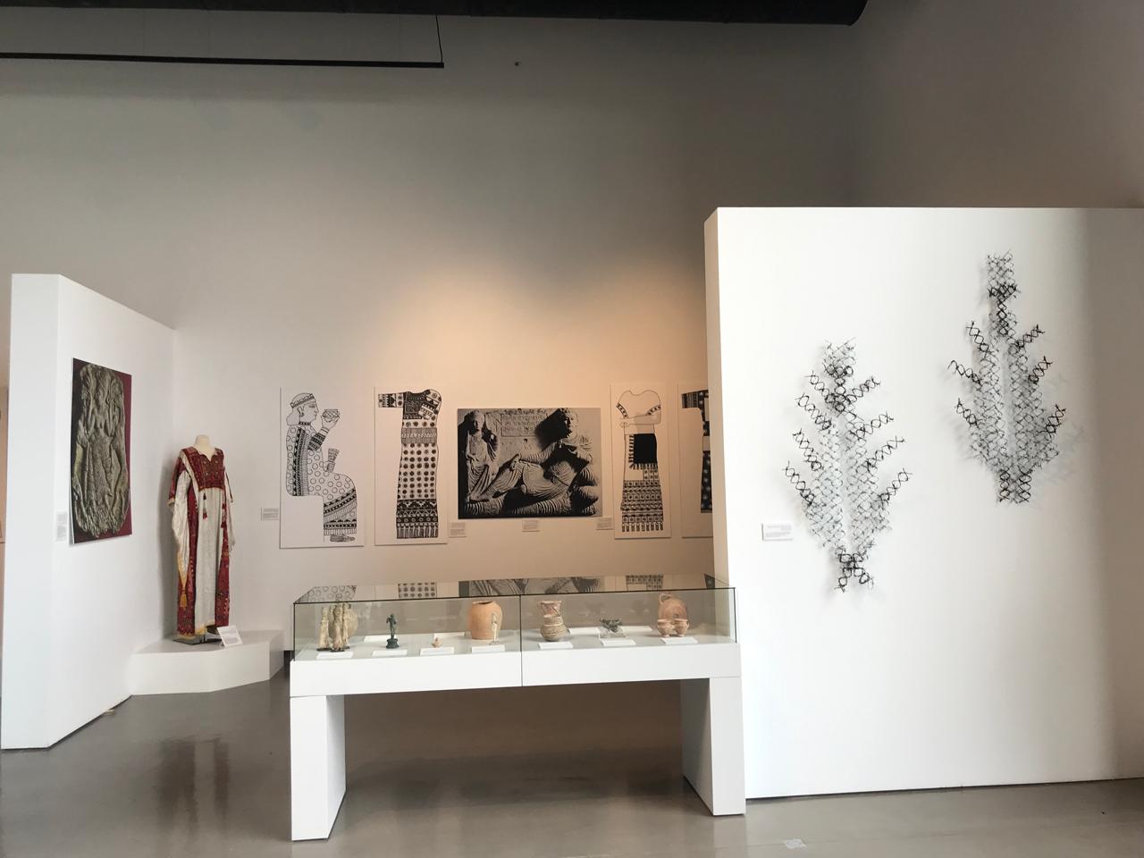 thumbnail_على اليمين نماذج من شجرة الحياة في التطريز الفلسطيني بالأسلاك الشائكة- للفنان عبد الرحمن قطناني.jpg