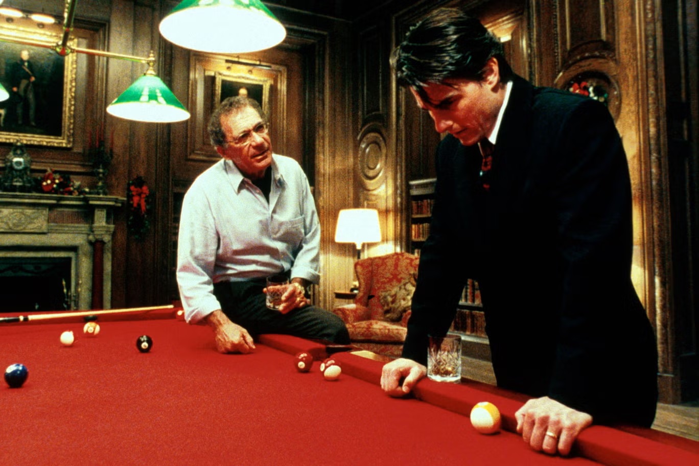 سيدني بولاك يجسد شخصية فيكتور زيغلر، الرجل الثري الذي يلعب دوراً محورياً داخل شبكة غامضة من الأشخاص (ورنر براذرز)