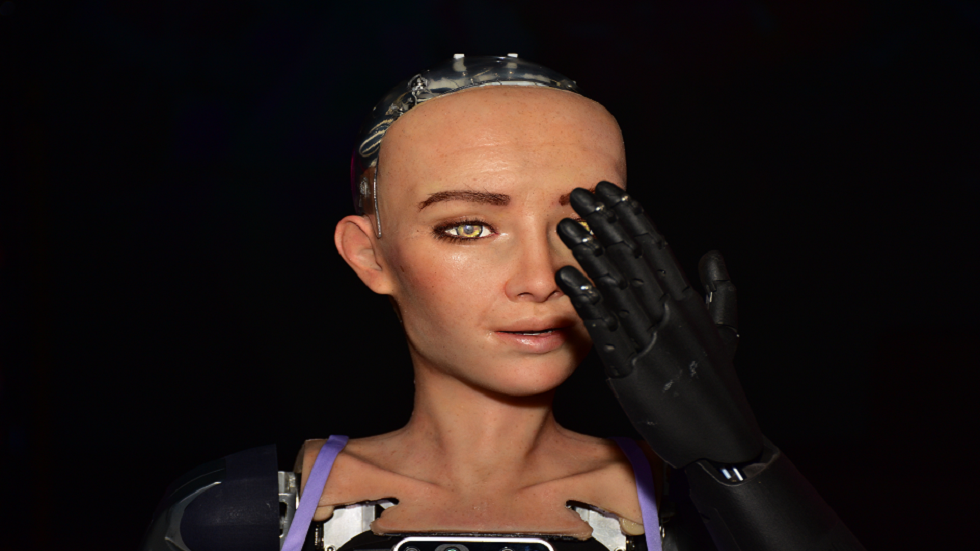 يتمتع الروبوت "صوفيا" بالذكاء الاصطناعي لتطبيقات مختلفة، مثل الرعاية الصحية والبحث والترفيه (غيتي)