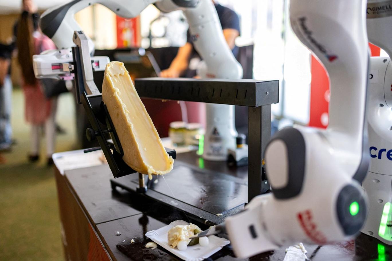 أحد الروبوتات المنزلية يتولى مهمة إعداد الطعام (رويترز)