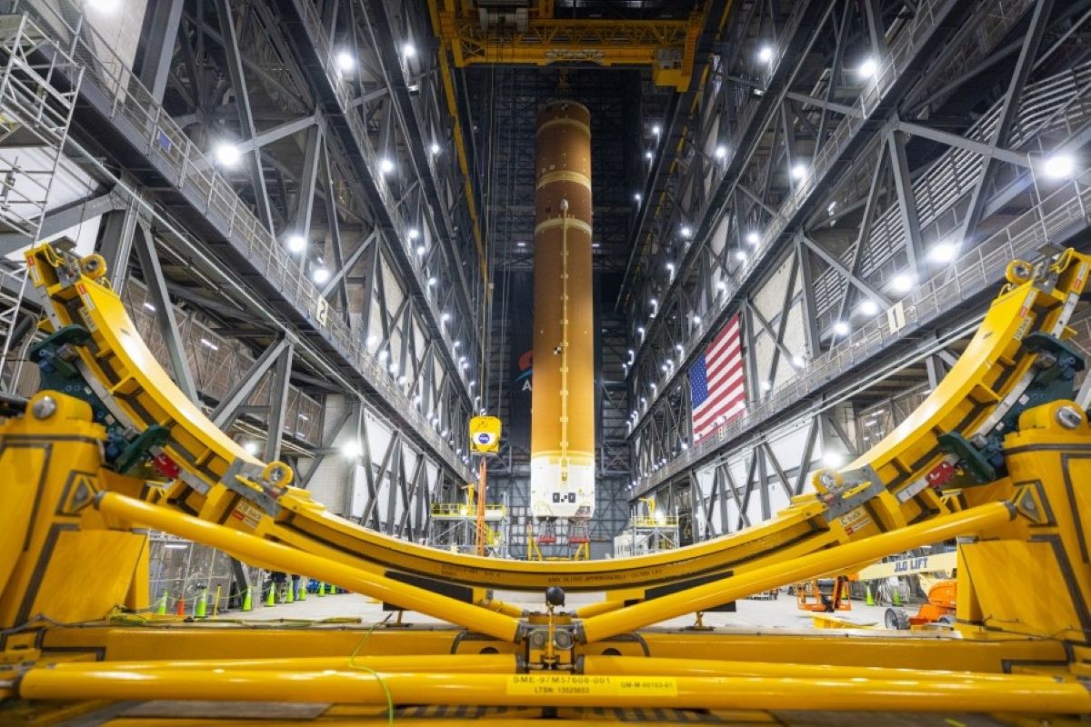 صاروخ_نظام_الإطلاق_الفضائي_الخاص_بمهمة_أرتميس_في_مركز_كينيدي_للفضاء_بولاية_فلوريدا_الصورة_لناسا.jpg