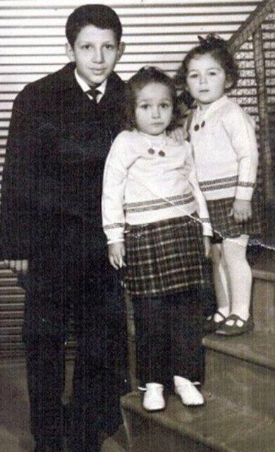 مع أختيه (صحيفة الموظفون الأتراك)