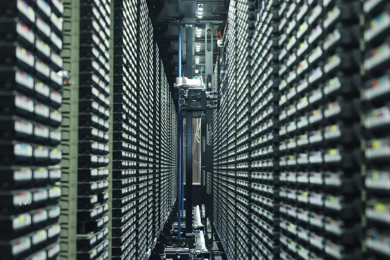 أشرطة تخزين البيانات في مركز للحوسبة داخل جامعة بيركلي بولاية كاليفورنيا، بتاريخ مايو 2025 (رويترز)