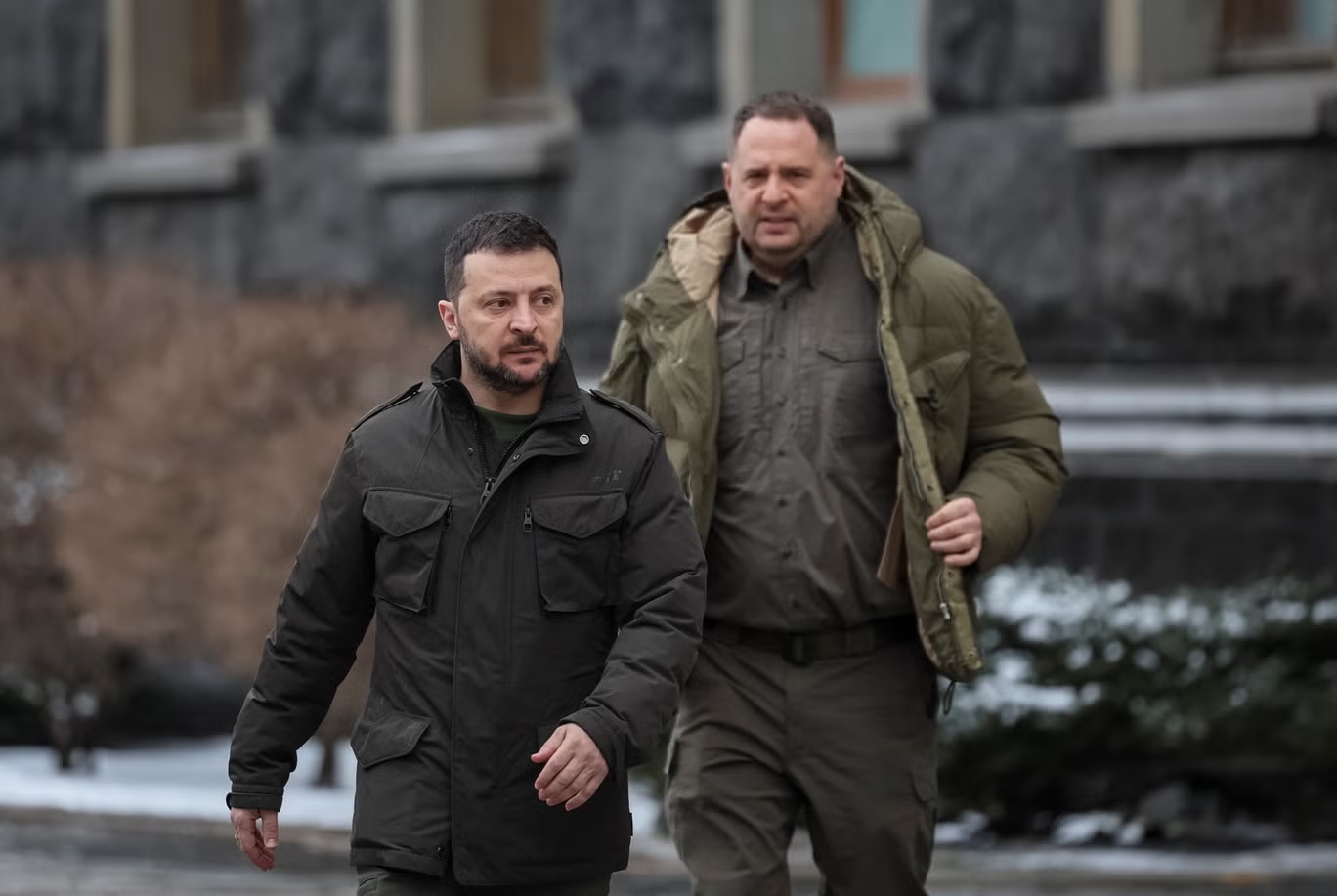 الرئيس الأوكراني فولوديمير زيلينسكي ورئيس مكتبه الرئاسي أندريه يرماك، يناير 2025 (رويترز)