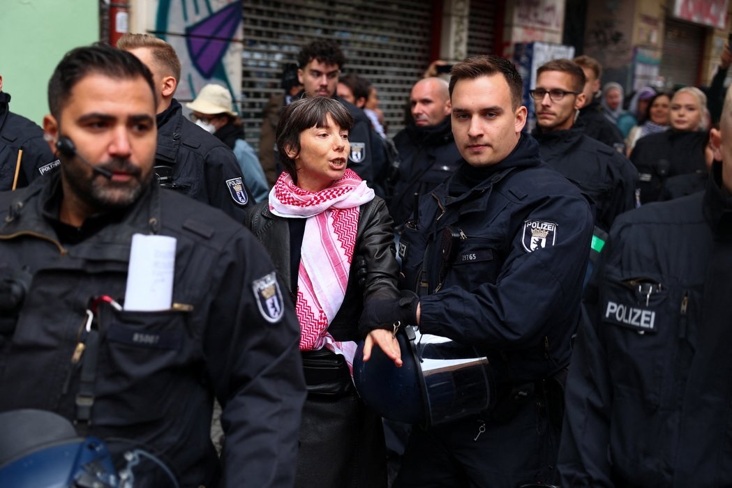الشرطة في برلين تعتقل متظاهرة في احتجاج داعم لـغزة (رويترز)