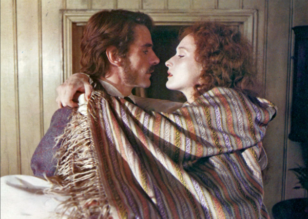 جيريمي آيرونز وميريل ستريب في فيلم امرأة الملازم الفرنسي (1981)..png