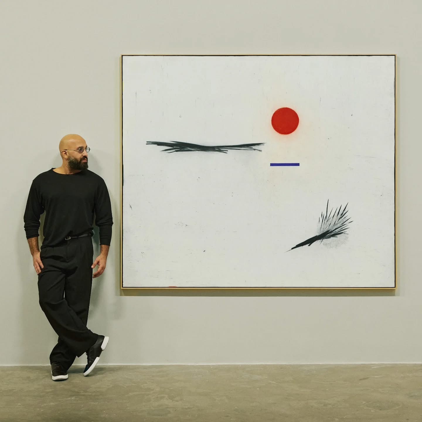 thumbnail_الفنان عبد القادي مع لوحة من معرضه اغمض عينيك لتراني.jpg