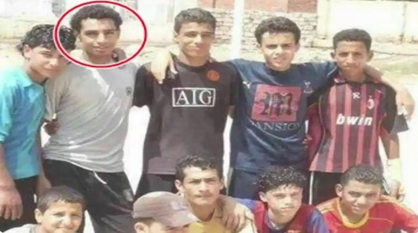 مع أصدقائه في الحي (مواقع التواصل).png