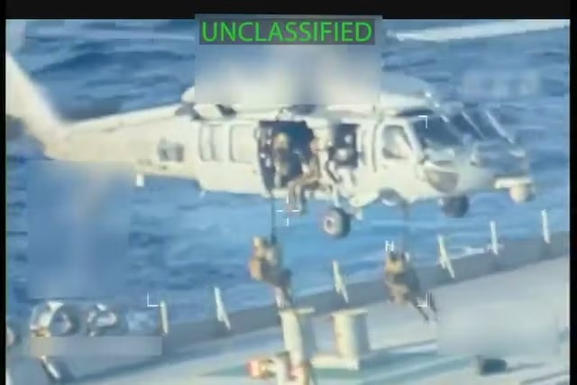 لقطة ثابتة نشرتها المدعية العامة الأميركية بام بوندي تظهر عملية المداهمة الأخيرة على ناقلة نفط تستخدم لنقل النفط الخاضع للعقوبات من فنزويلا وإيران (المدعية العامة الأميركية بام بوندي/منصة "إكس")