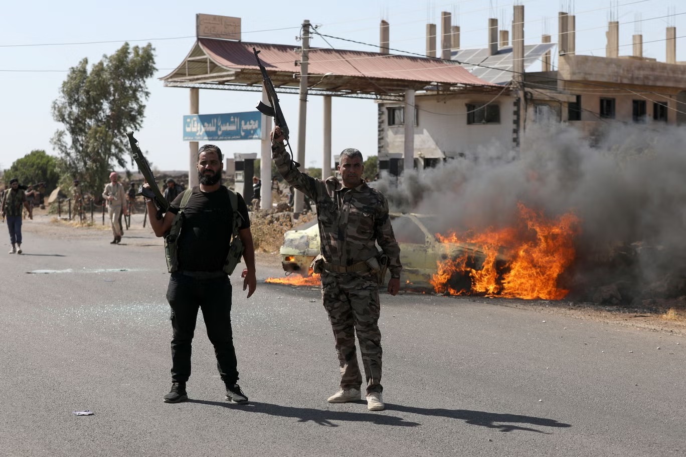 سيارة تحترق قرب موقع الاشتباكات بين فصائل الدروز والبدو في يوليو 2025 (غيتي)