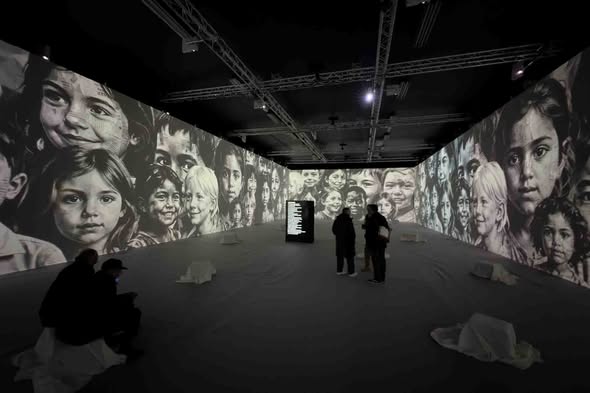 thumbnail_من العرض بطريقة الفن الغامر لثيمة الحب عند جبران.jpg