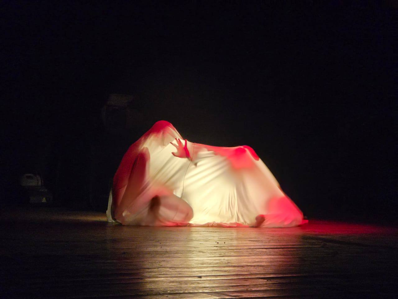 thumbnail_تشكيلات جسدية في مسرحية فوبوس.jpg