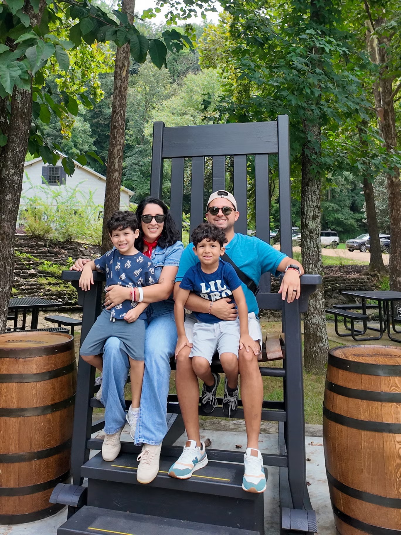 قبل اتخاذ القرار بمغادرة الولايات المتحدة، كانت أليسا وزوجها يمتلكان مشروعاً تجارياً. قبل ذلك عملت أليسا في قطاع الهجرة، وهي تقدم الآن استشارات عبر تطبيق "زوم" أثناء سفر عائلتها، فيما يشارك أبناؤها في برنامج تعليمي عالمي بدلاً من الالتحاق بمدارس أميركية (