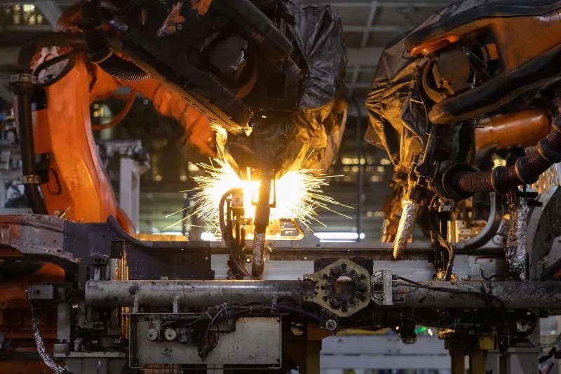 روبوتات في مصنع للسيارات داخل باودينغ، الصين، نوفمبر 2025 (رويترز)