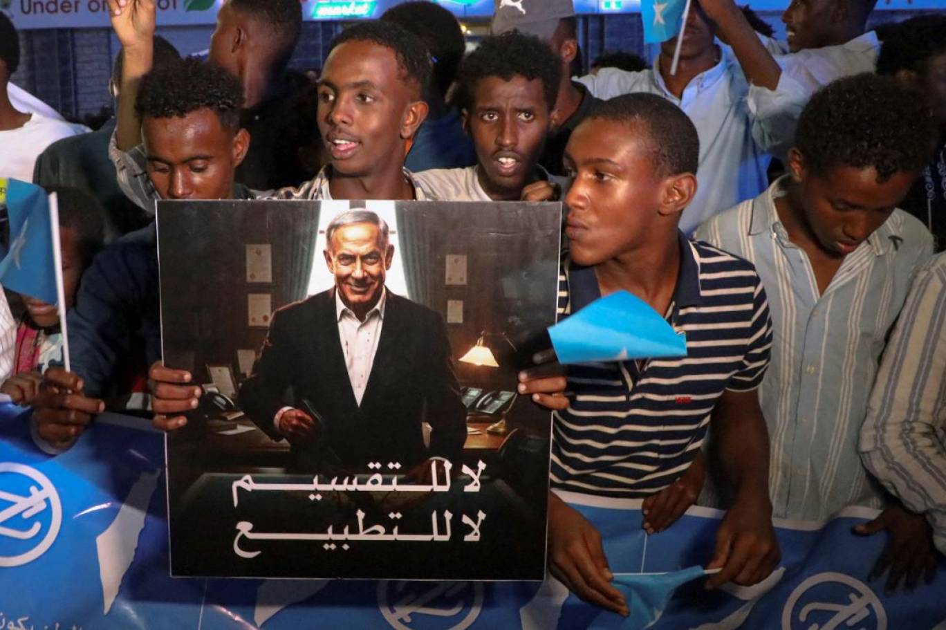 صوماليون يتظاهرون ضد إسرائيل بعد اعترافها بأرض الصومال (رويترز).jpg